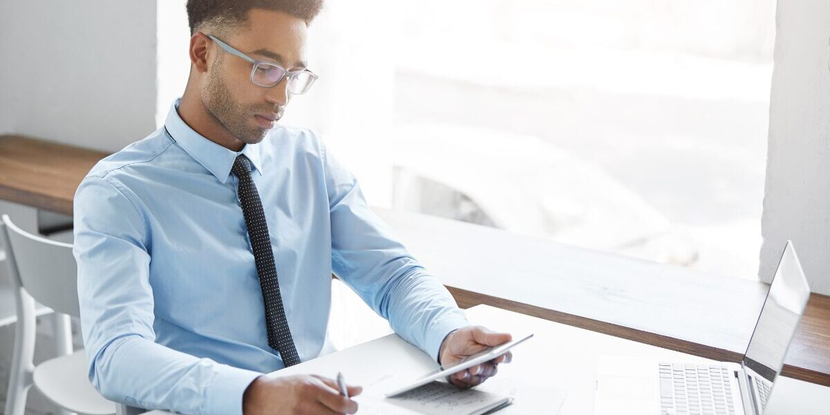 Untitled design – 2024-04-12T142328.446 What does a Payroll Manager do and what qualifications do I need?